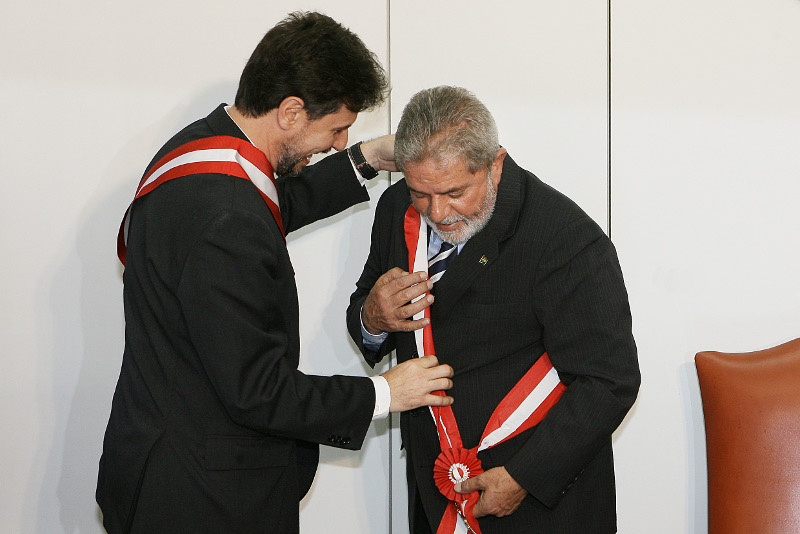 Presidente Lula recebe do Procurador-Geral de Justiça do Distrito Federal e Territórios, Leonardo Azeredo Bandarra, condecoração Grão-Colar da Ordem do Mérito. Foto: Domingos Tadeu/PR 