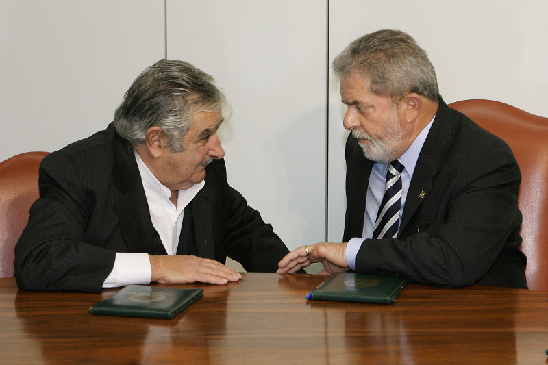 José Mujica, candidato a presidente no Uruguai, conversa com Lula em Brasília. Foto: Ricardo Stuckert/PR