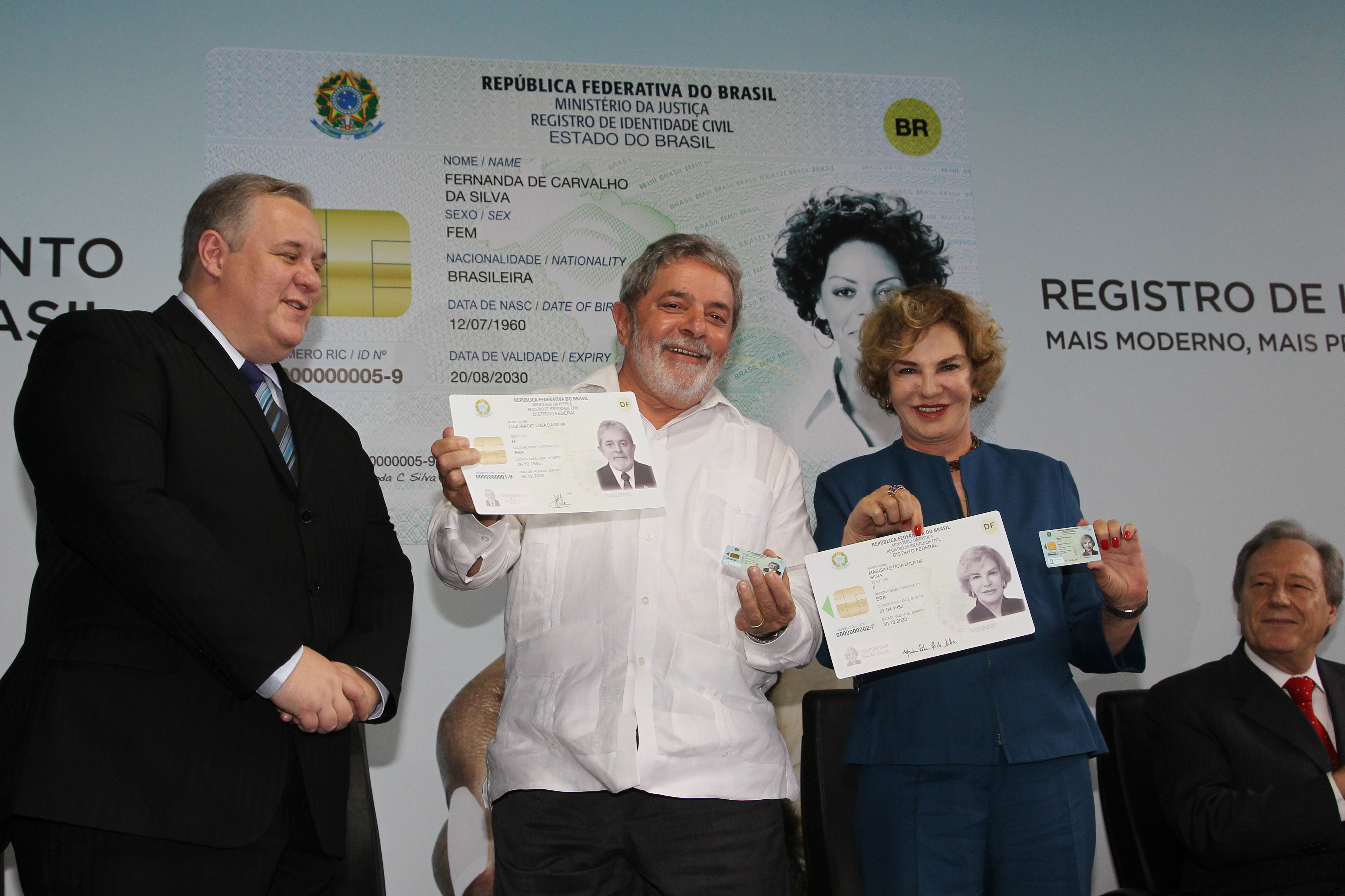 Presidente Lula, dona Marisa e o ministro da Justiça, Luiz Paulo Barreto, durante cerimônia de lançamento do novo Registro de Identidade Civil (RIC) e posse do Conselho Nacional de Segurança Pública (CONASP) 