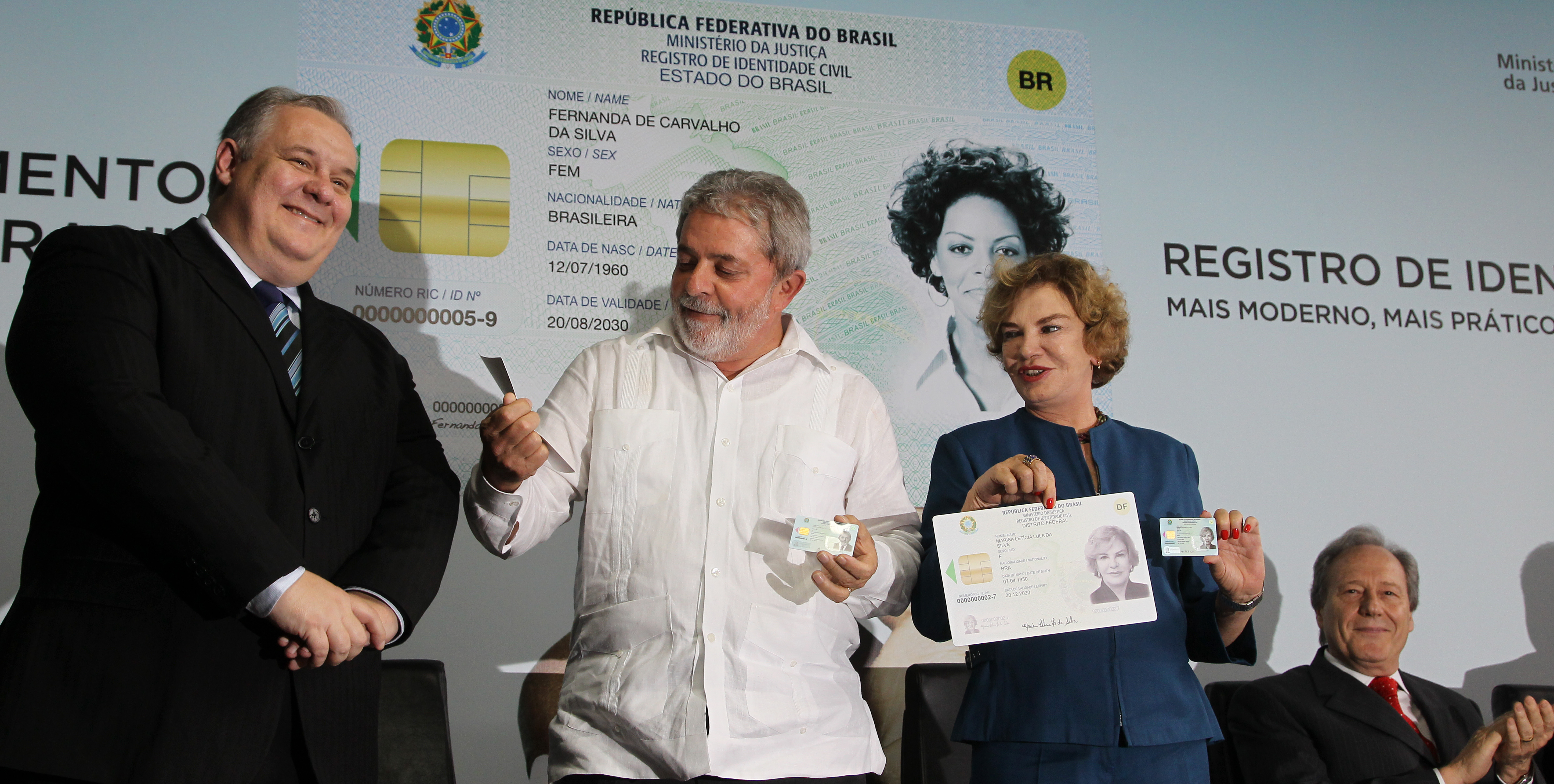 Presidente Lula, dona Marisa e o ministro da Justiça, Luiz Paulo Barreto, durante cerimônia de lançamento do novo Registro de Identidade Civil (RIC) e posse do Conselho Nacional de Segurança Pública (CONASP)