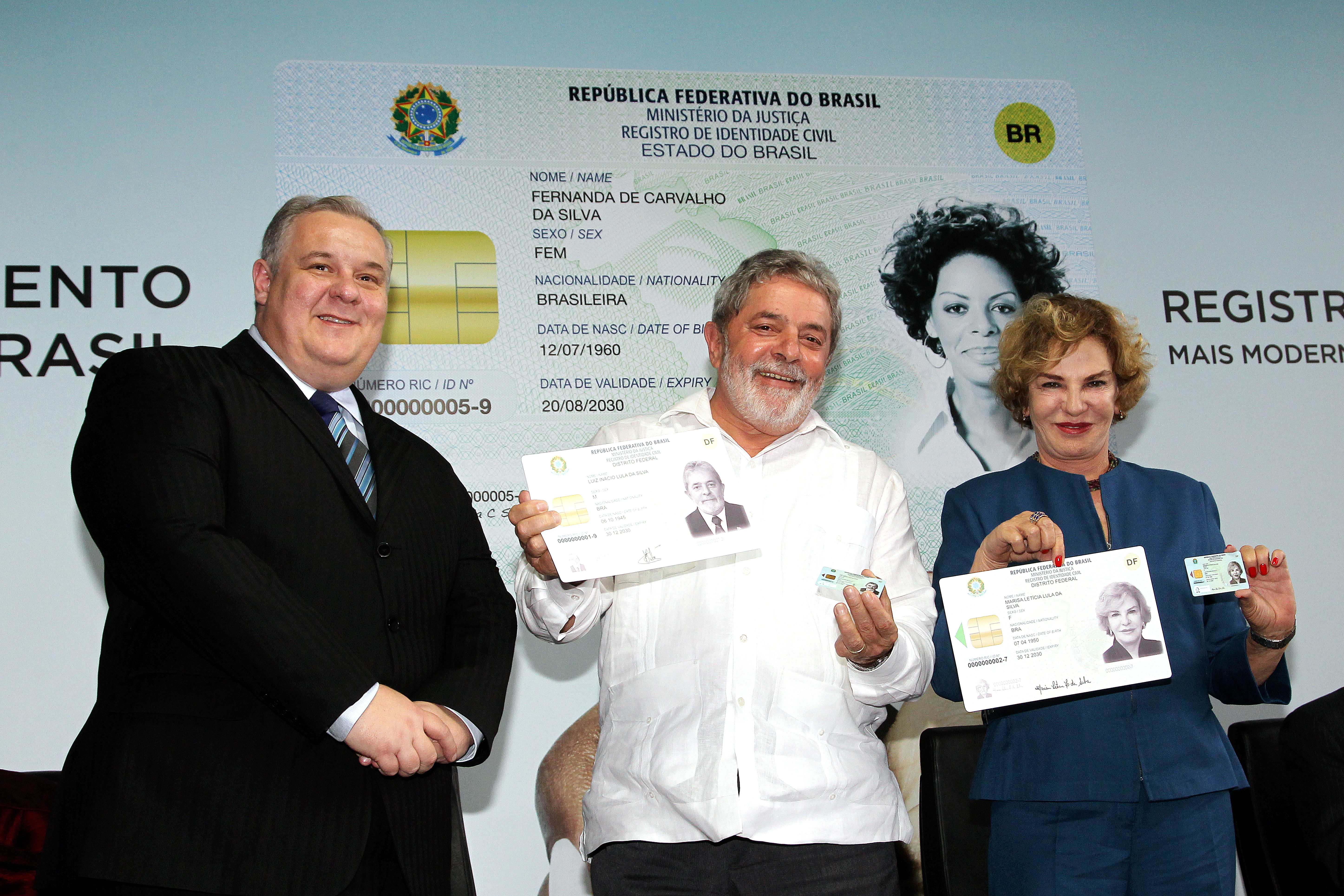 Presidente Lula, dona Marisa e o ministro da Justiça, Luiz Paulo Barreto, durante cerimônia de lançamento do novo Registro de Identidade Civil (RIC) e posse do Conselho Nacional de Segurança Pública 