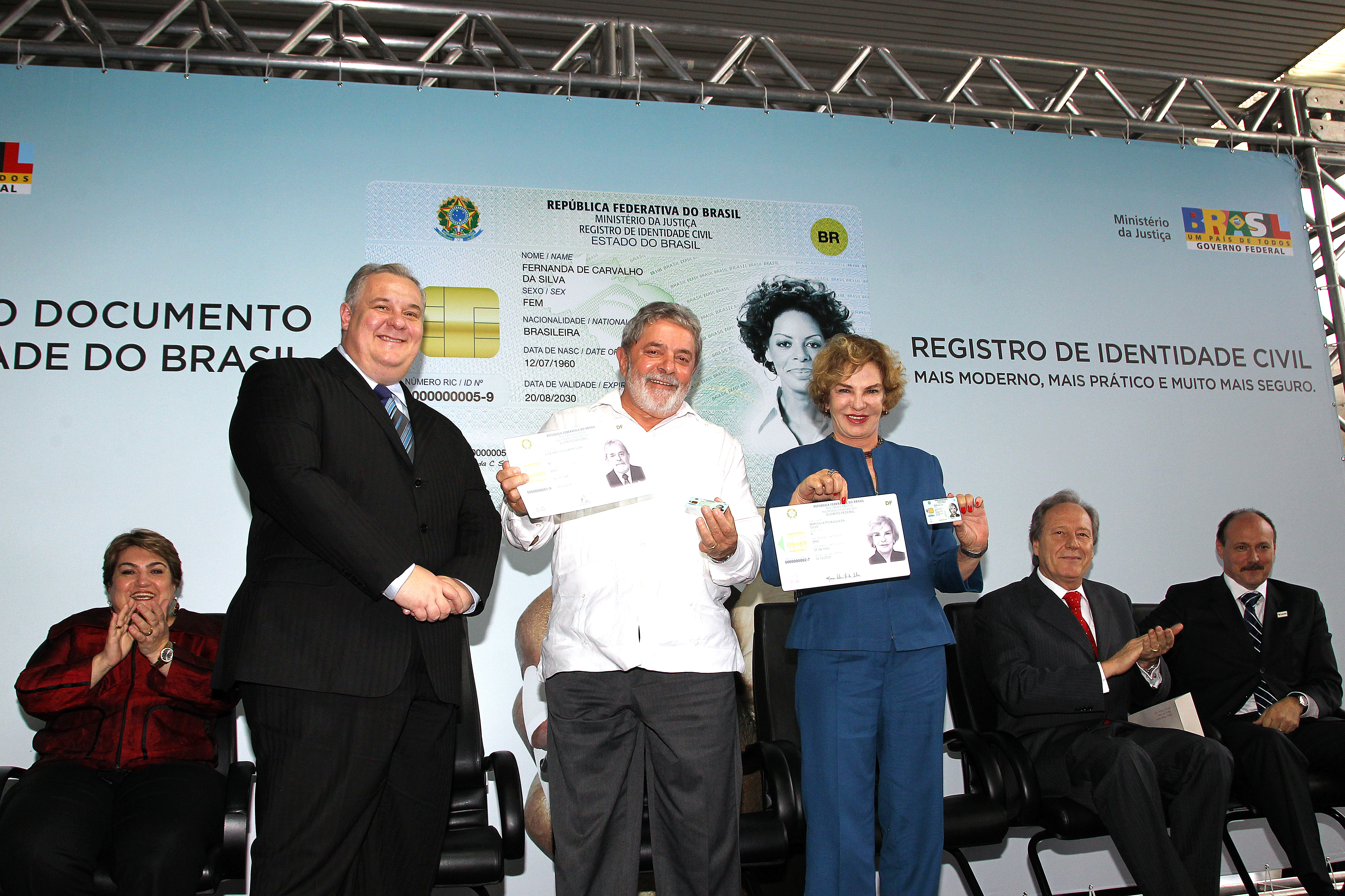 Presidente Lula, dona Marisa e o ministro da Justiça, Luiz Paulo Barreto, durante cerimônia de lançamento do novo Registro de Identidade Civil (RIC) e posse do Conselho Nacional de Segurança Pública 