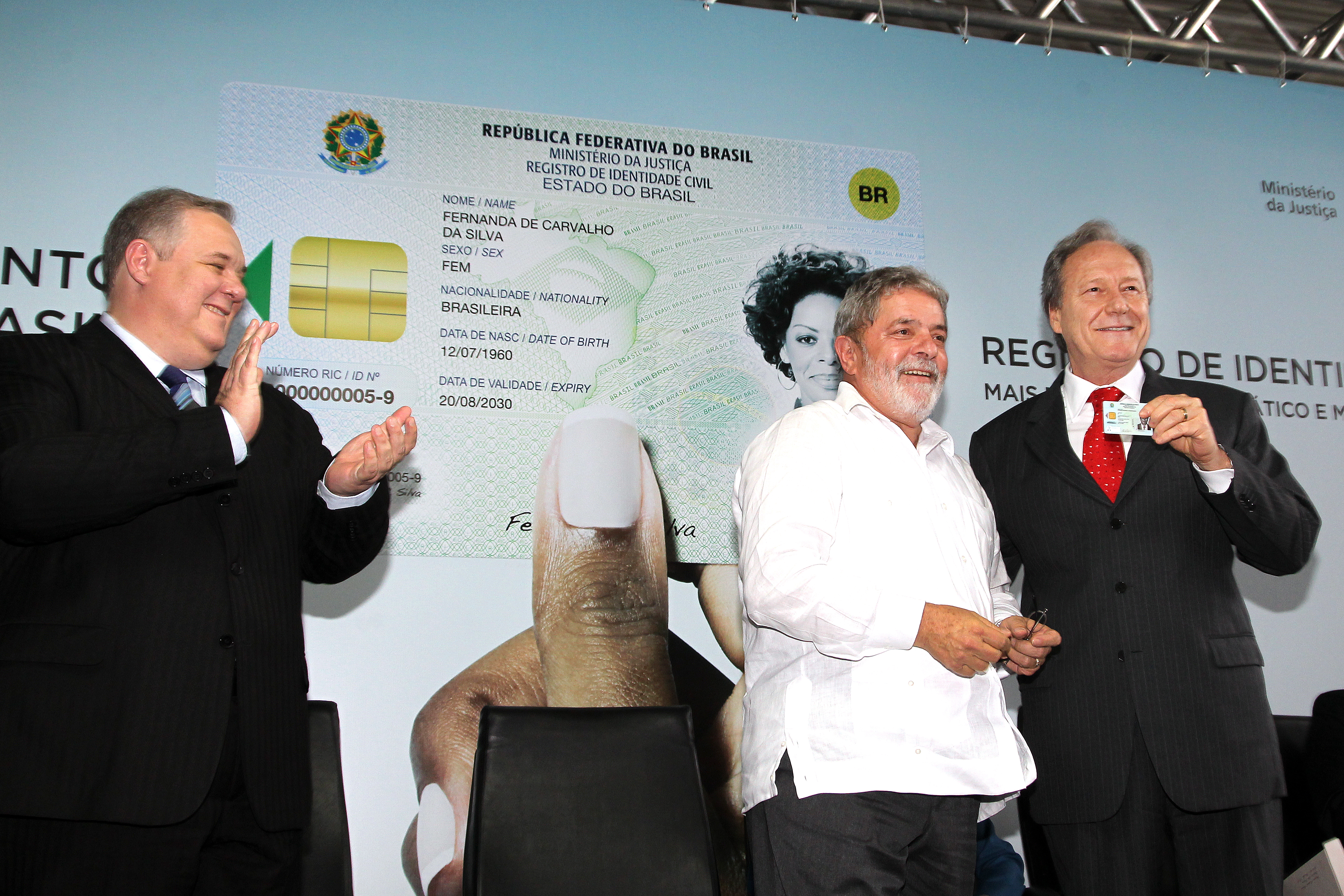 Presidente Lula, o presidente do TSE, Ricardo Lewandowski, e o ministro da Justiça, Luiz Paulo Barreto, durante cerimônia de lançamento do novo Registro de Identidade Civil (RIC) e posse do Conselho Nacional de Segurança Pública 