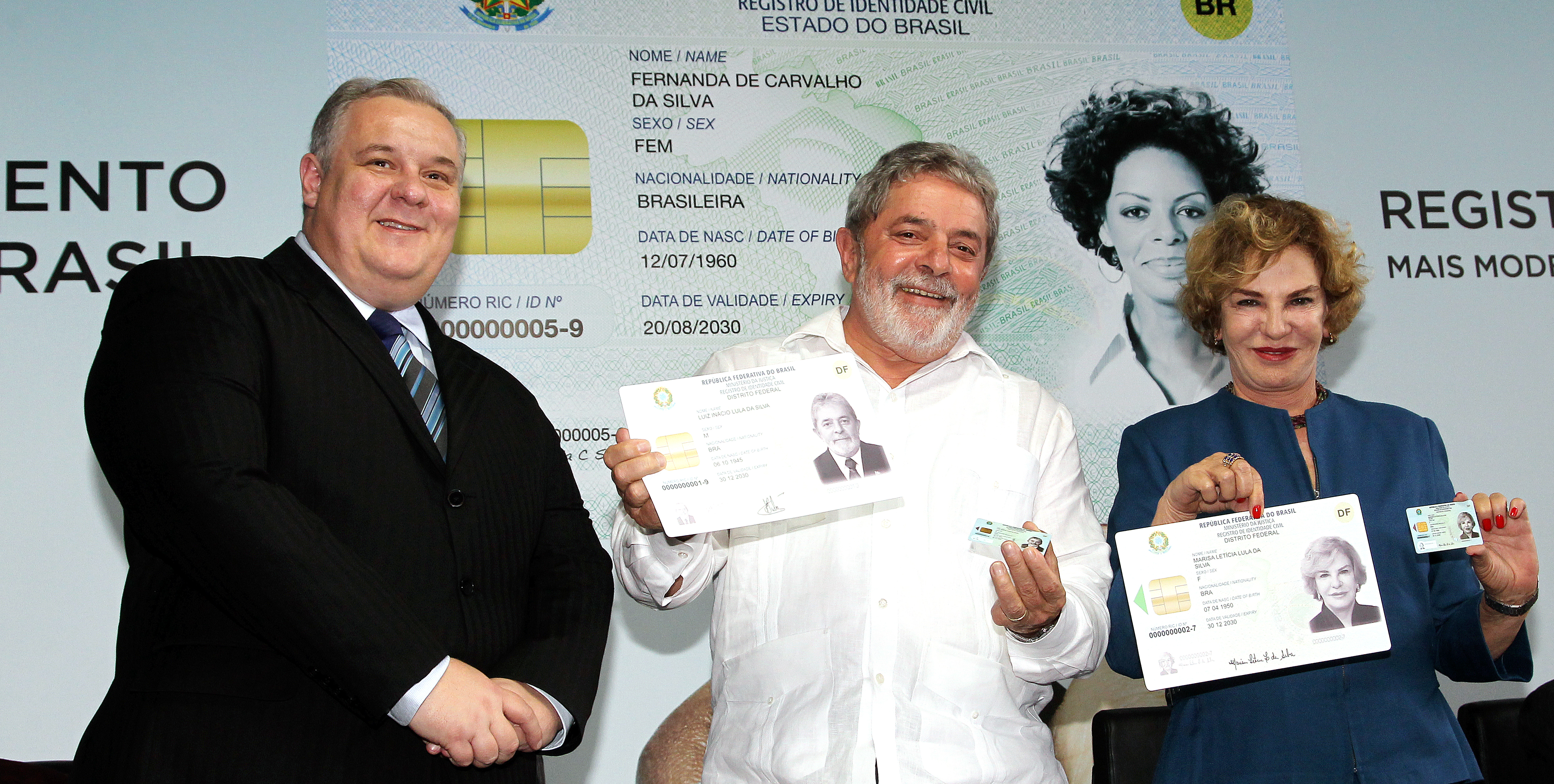 Presidente Lula, dona Marisa e o ministro da Justiça, Luiz Paulo Barreto, durante cerimônia de lançamento do novo Registro de Identidade Civil (RIC) e posse do Conselho Nacional de Segurança Pública