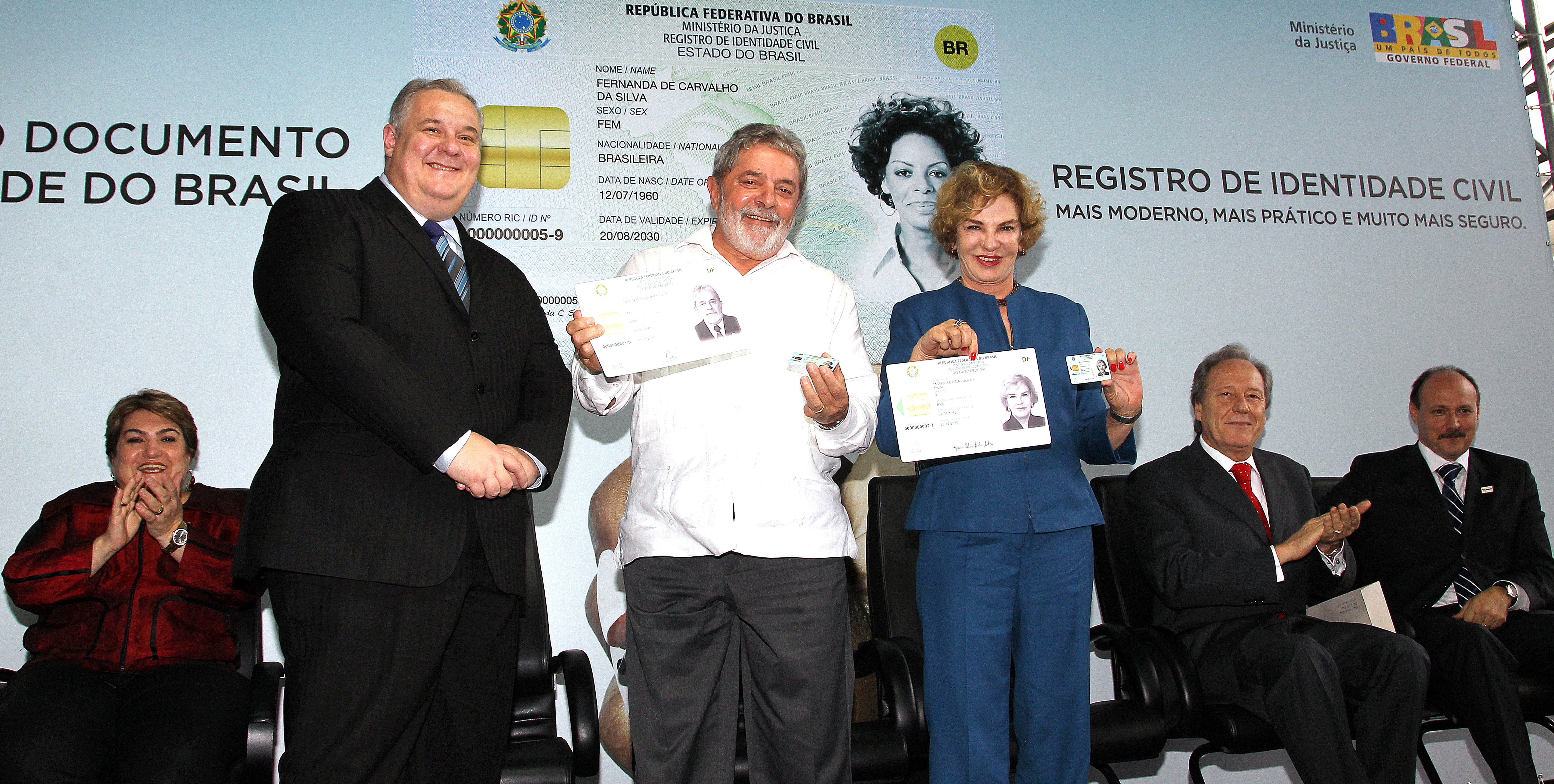 Presidente Lula, dona Marisa e o ministro da Justiça, Luiz Paulo Barreto, durante cerimônia de lançamento do novo Registro de Identidade Civil (RIC) e posse do Conselho Nacional de Segurança Pública