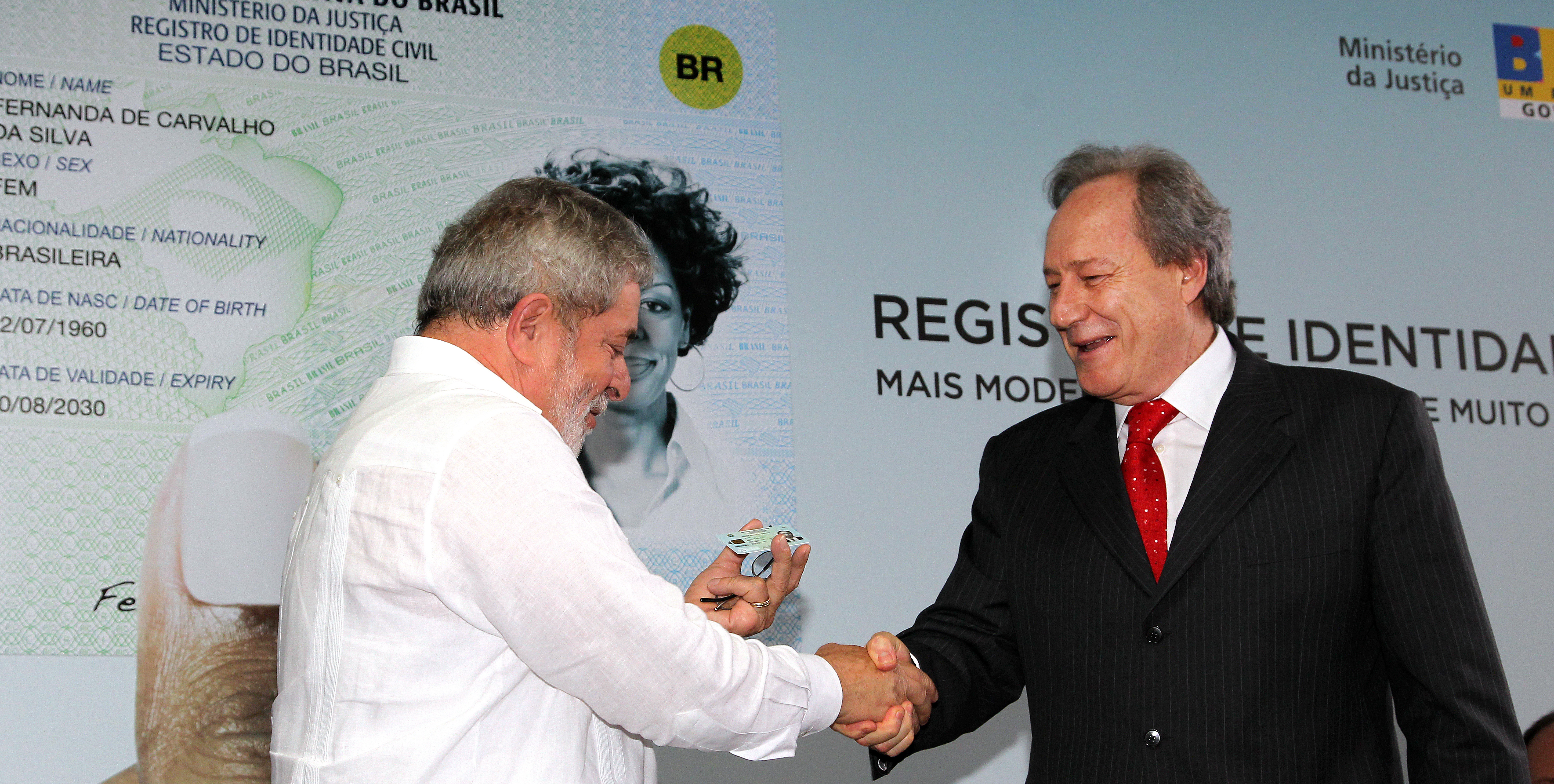 Presidente Lula cumprimenta o presidente do TSE, Ricardo Lewandowski, durante cerimônia de lançamento do novo Registro de Identidade Civil (RIC) e posse do Conselho Nacional de Segurança Pública