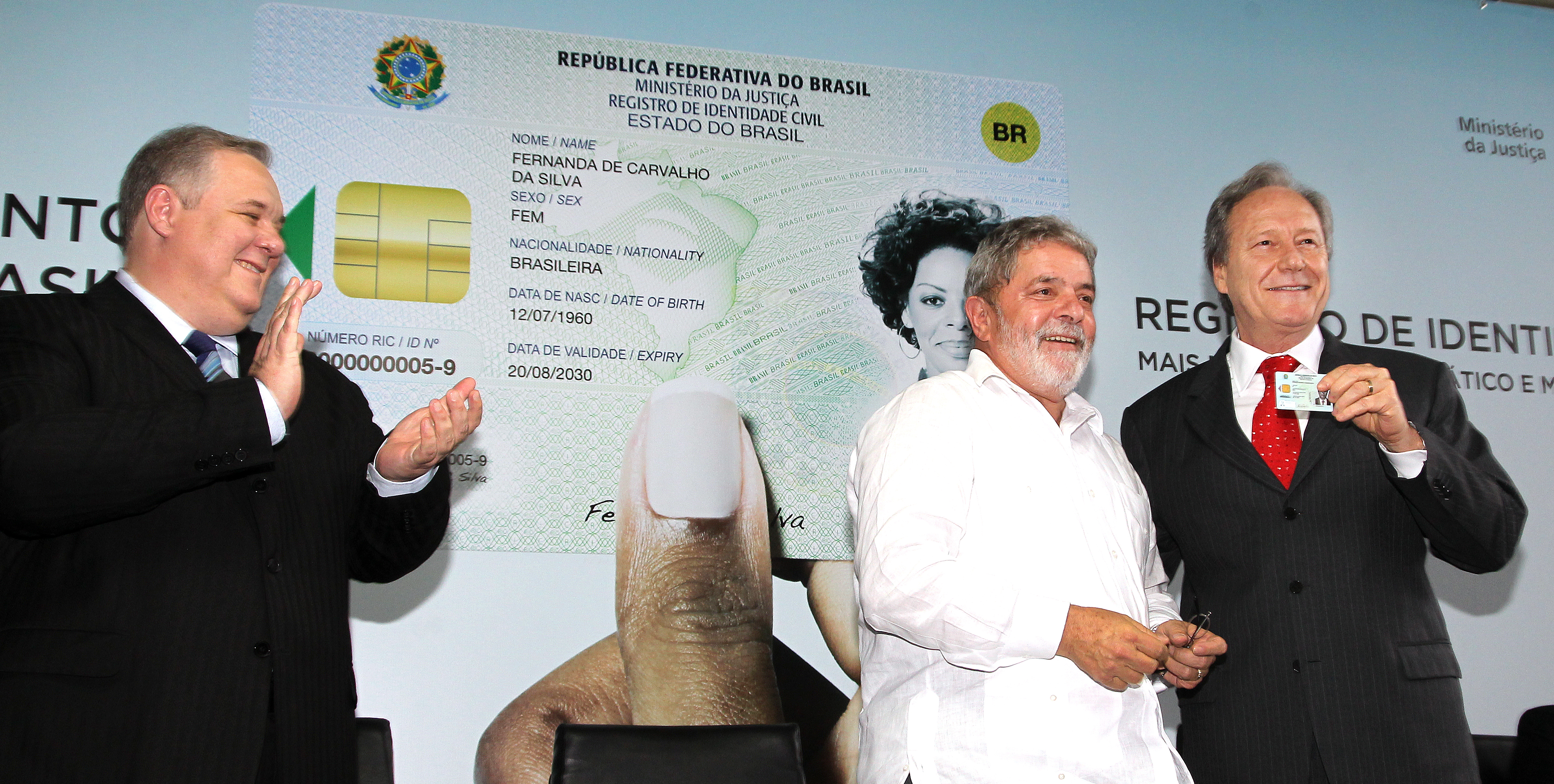 Presidente Lula, o presidente do TSE, Ricardo Lewandowski, e o ministro Luiz Paulo Barreto durante cerimônia de lançamento do novo Registro de Identidade Civil (RIC) e posse do Conselho Nacional de Segurança Pública