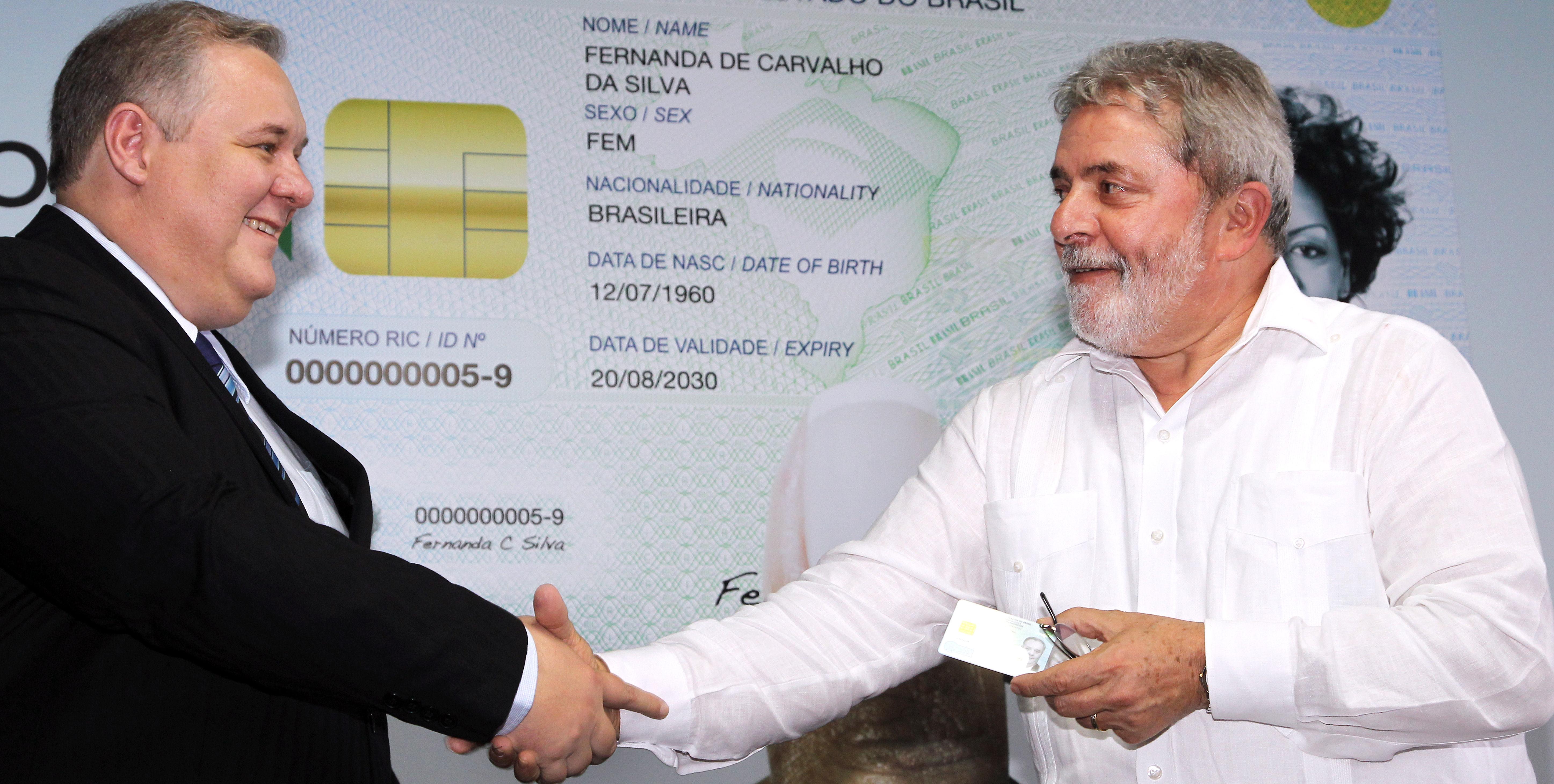 Presidente Lula cumprimenta o ministro da Justiça, Luiz Paulo Barreto, durante cerimônia de lançamento do novo Registro de Identidade Civil (RIC) e posse do Conselho Nacional de Segurança Pública