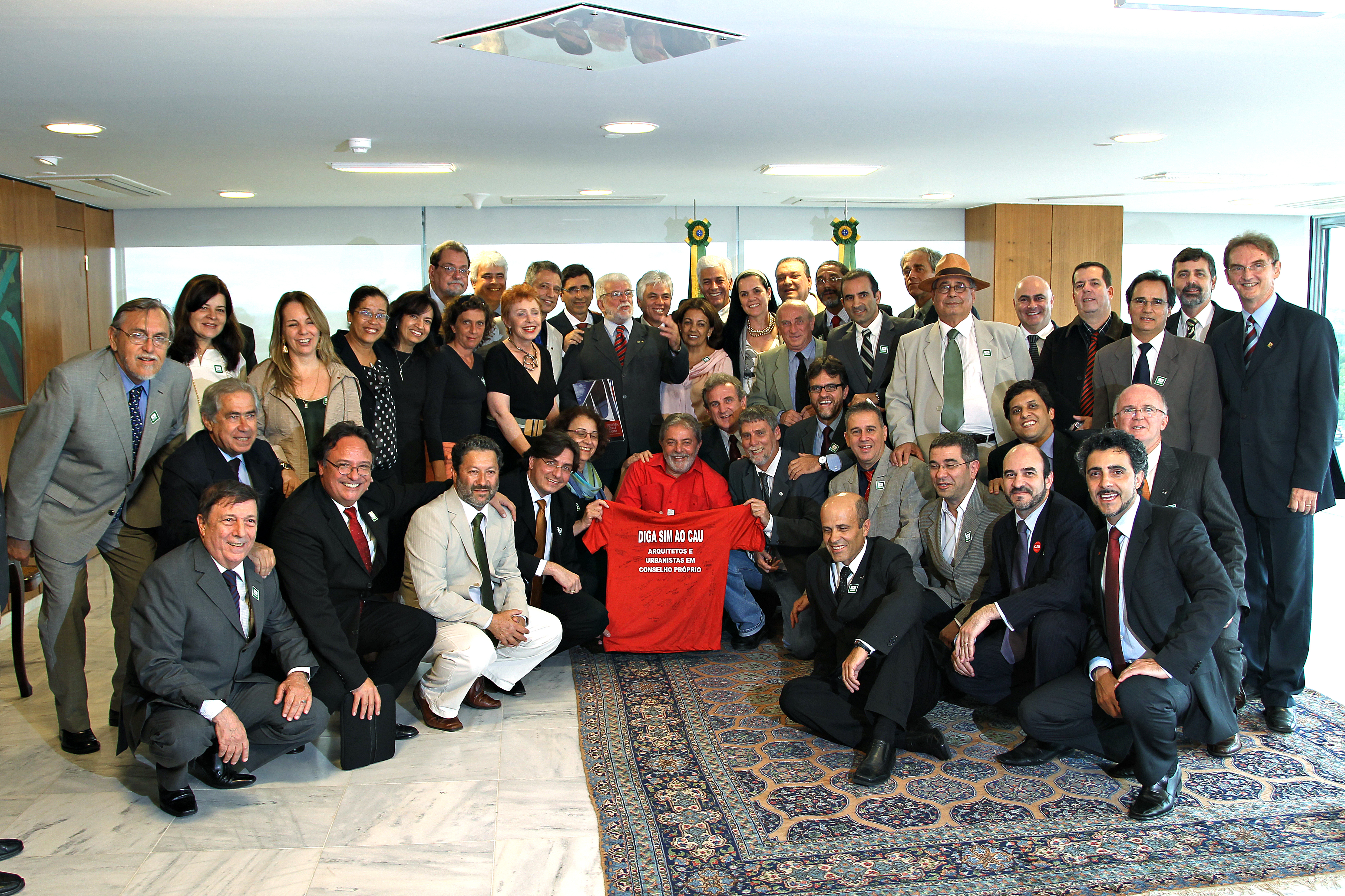 Presidente Lula posa para foto durante encontro com representantes do Conselho de Arquitetura e Urbanismo (CAU) 