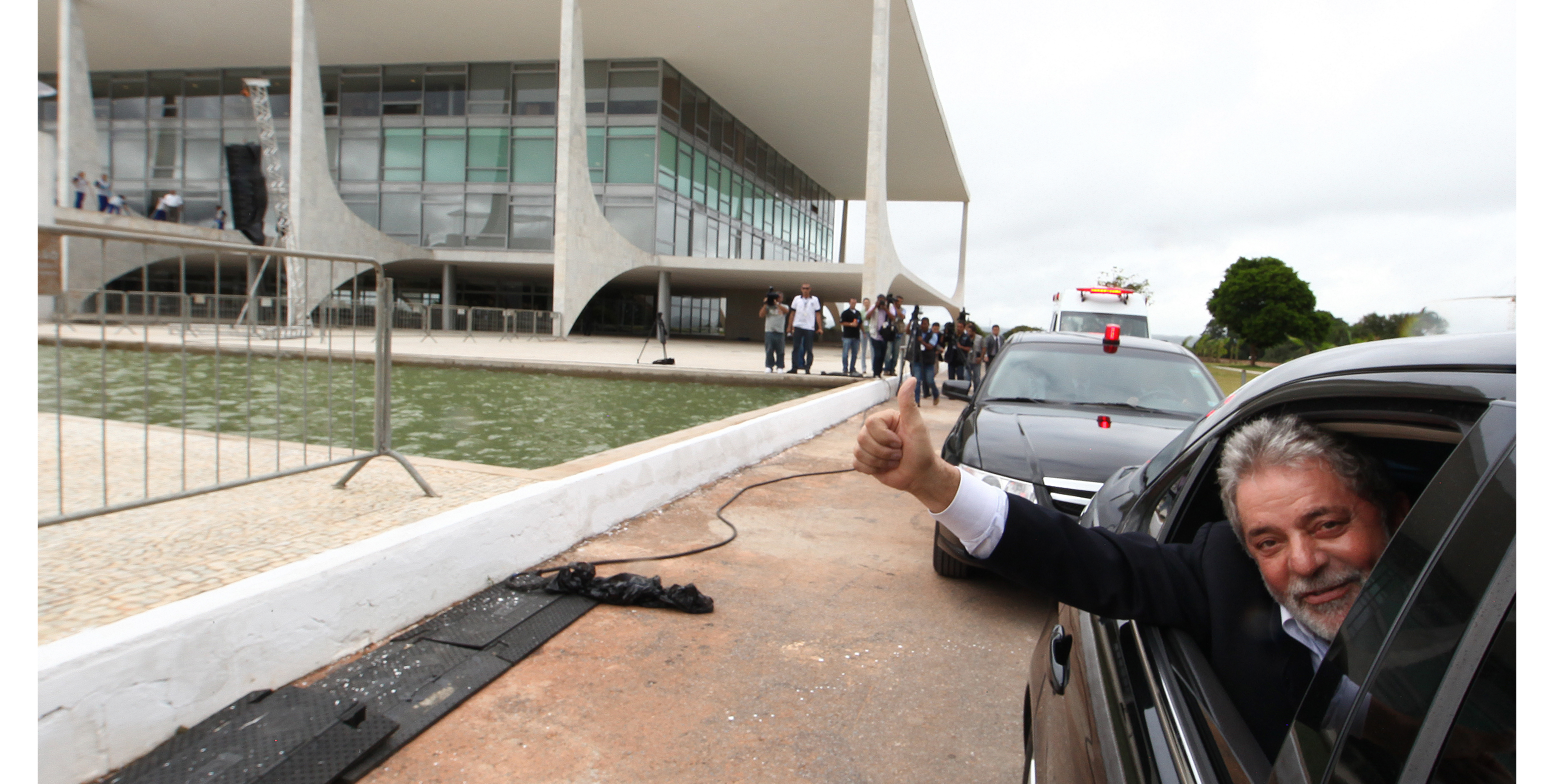 Presidente Lula na saída do Palácio do Planalto, no seu último dia de governo